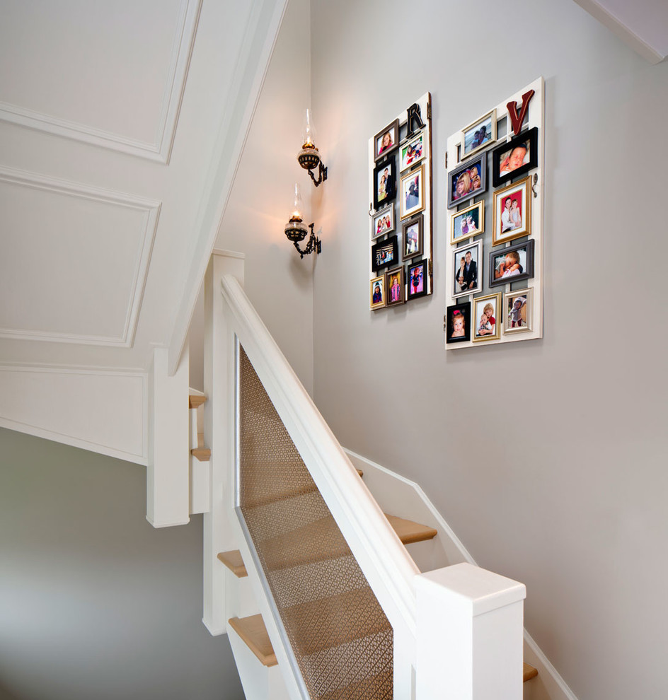 Идея дизайна: п-образная лестница среднего размера в стиле неоклассика (современная классика) с деревянными ступенями и крашенными деревянными подступенками
