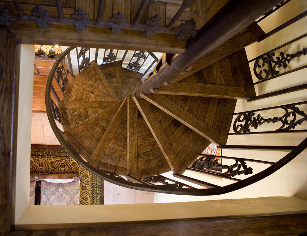 Стильный дизайн: винтовая лестница среднего размера в средиземноморском стиле с деревянными ступенями и металлическими перилами без подступенок - последний тренд