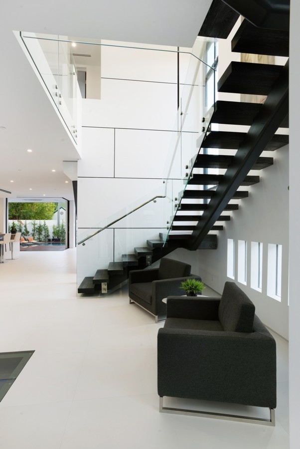 Стильный дизайн: угловая бетонная лестница среднего размера в стиле модернизм с металлическими ступенями - последний тренд