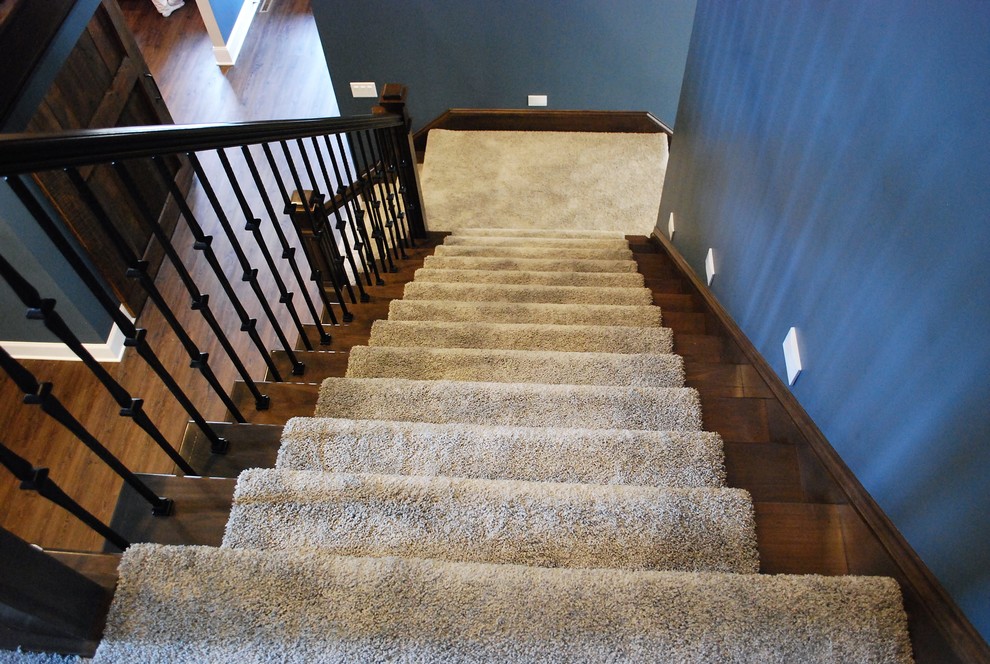 Foto de escalera en L de estilo americano de tamaño medio con escalones de madera, contrahuellas de madera y barandilla de metal
