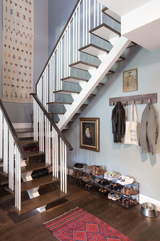 Ejemplo de escalera en U clásica renovada sin contrahuella con escalones de madera y barandilla de madera