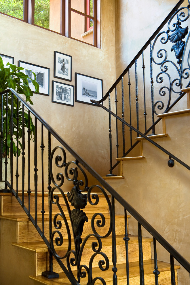 Стильный дизайн: большая п-образная деревянная лестница в стиле неоклассика (современная классика) с деревянными ступенями и металлическими перилами - последний тренд