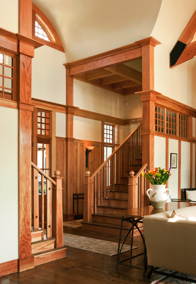 Пример оригинального дизайна: деревянная лестница в стиле кантри с деревянными ступенями и деревянными перилами