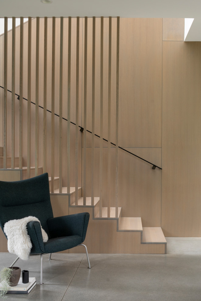 Diseño de escalera minimalista con escalones de madera, contrahuellas de madera y madera