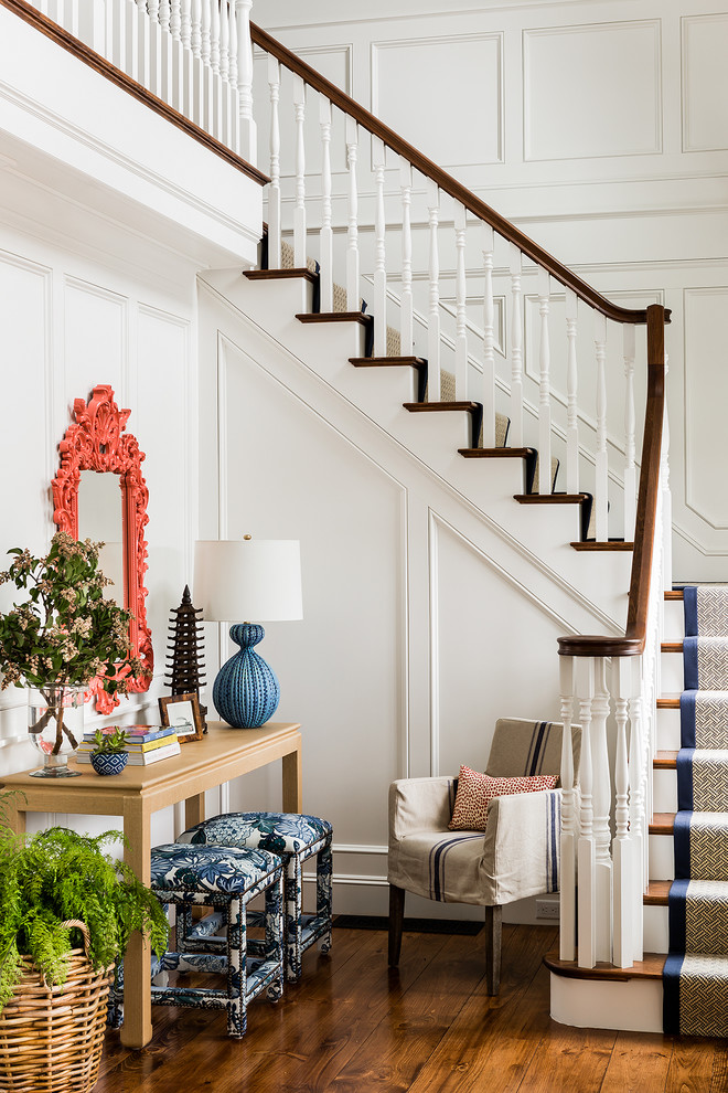 Imagen de escalera en L clásica con escalones de madera y contrahuellas de madera pintada