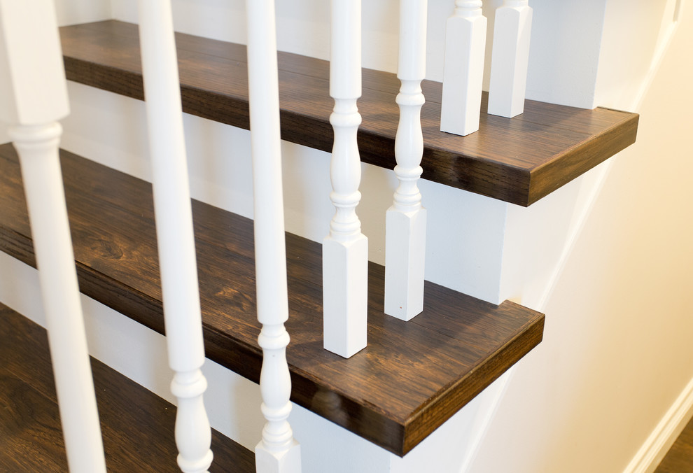 Ispirazione per una scala a rampa dritta minimalista di medie dimensioni con parapetto in legno