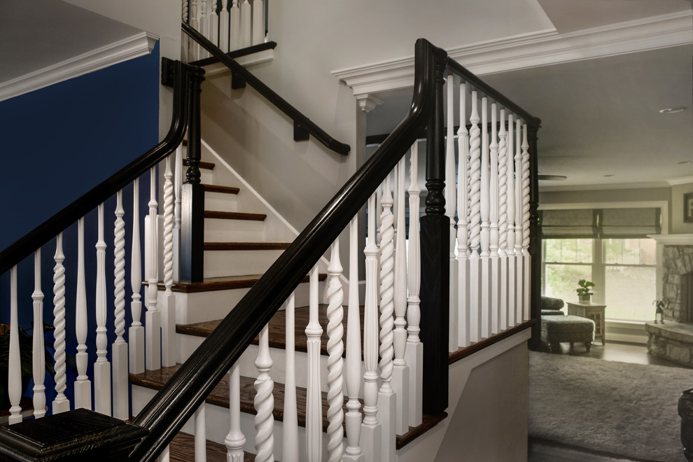 Пример оригинального дизайна: угловая лестница среднего размера в современном стиле с деревянными ступенями и крашенными деревянными подступенками