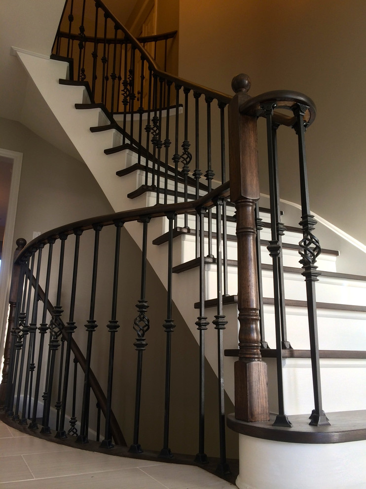Exempel på en mellanstor klassisk svängd trappa i trä, med sättsteg i målat trä