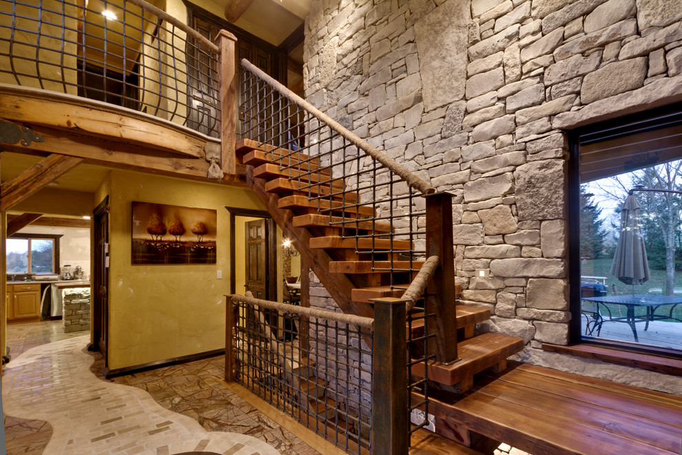 Aménagement d'un grand escalier droit montagne avec des marches en bois et des contremarches en bois.