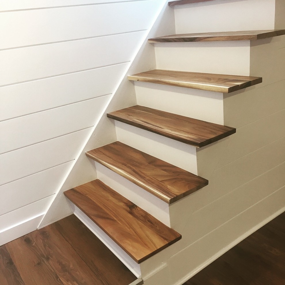 Foto de escalera recta actual pequeña con escalones de madera, contrahuellas de madera y barandilla de madera