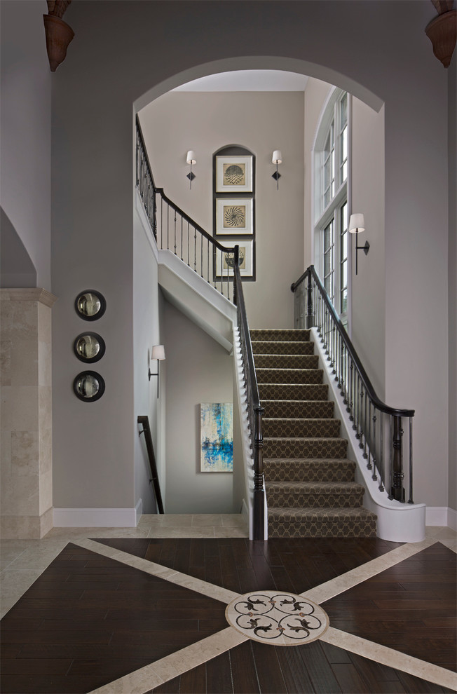 Idée de décoration pour un escalier tradition en L avec des marches en moquette et des contremarches en moquette.