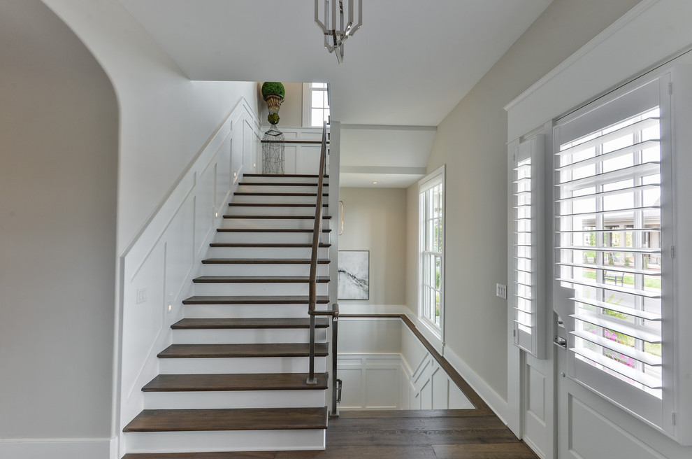 Ejemplo de escalera recta clásica renovada de tamaño medio con escalones de madera y contrahuellas de madera pintada