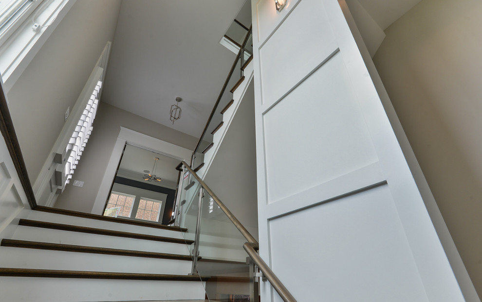 Идея дизайна: прямая лестница среднего размера в стиле неоклассика (современная классика) с деревянными ступенями и стеклянными подступенками
