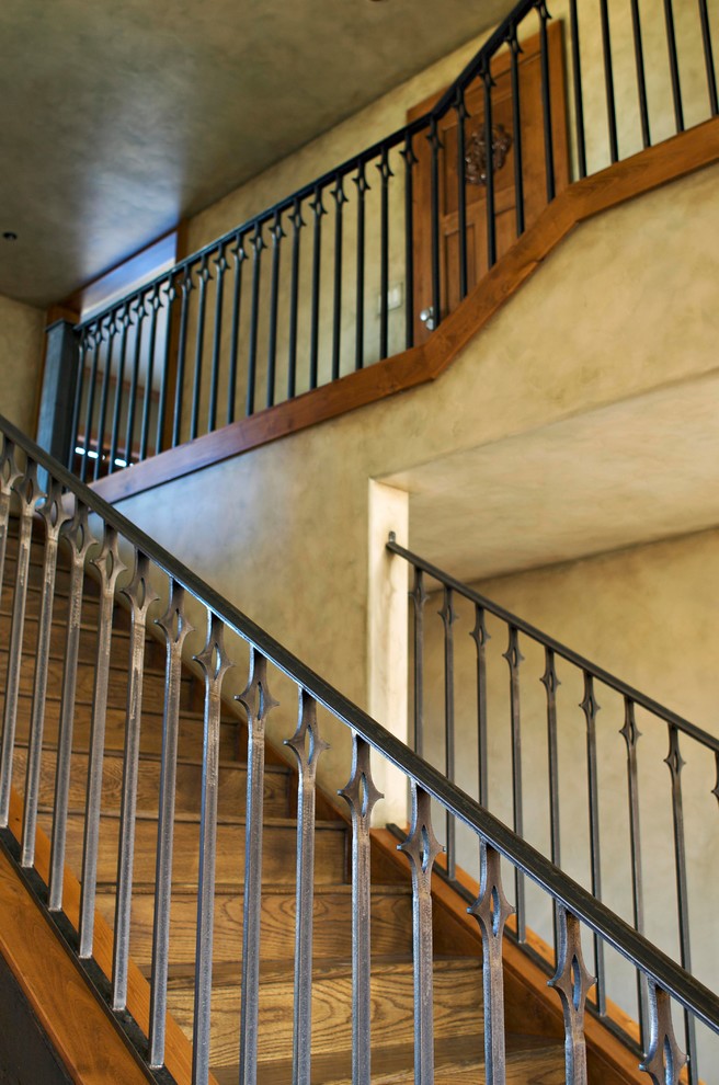 Пример оригинального дизайна: большая прямая деревянная лестница в стиле рустика с деревянными ступенями и металлическими перилами