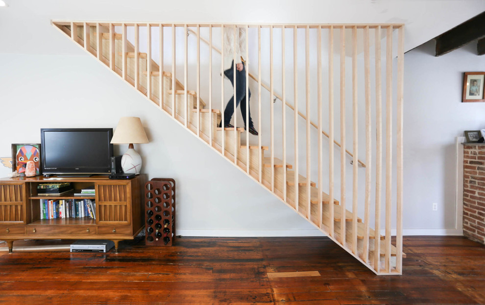 Idée de décoration pour un petit escalier sans contremarche flottant vintage avec des marches en bois et éclairage.