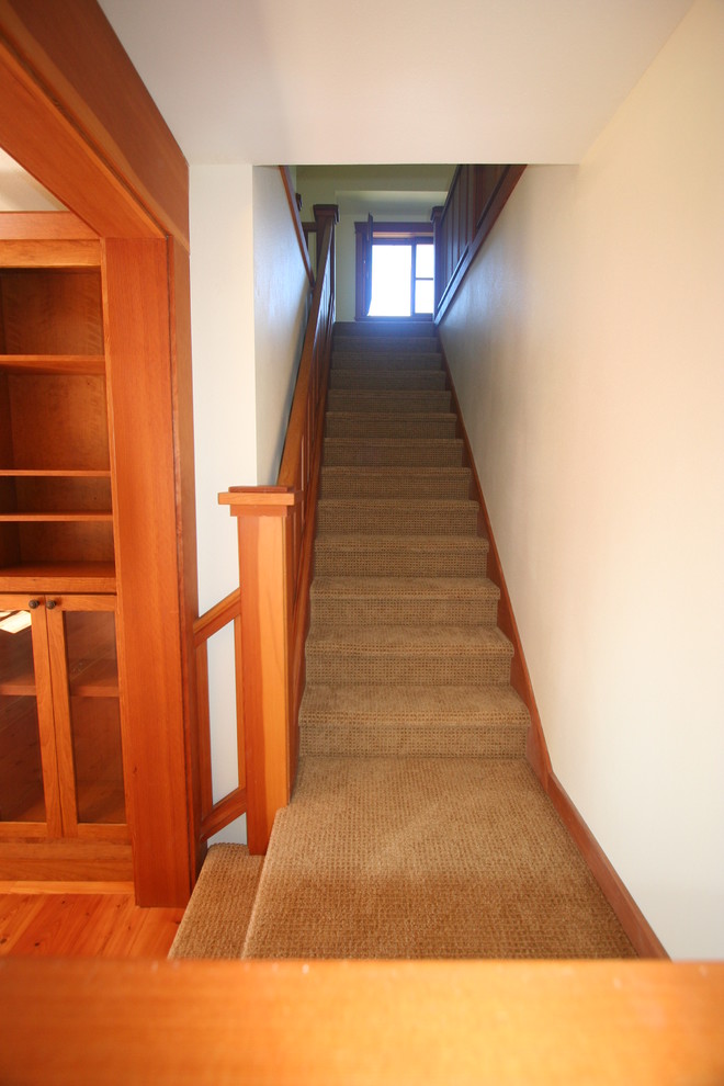 Aménagement d'un escalier craftsman en L de taille moyenne avec des marches en moquette et des contremarches en moquette.