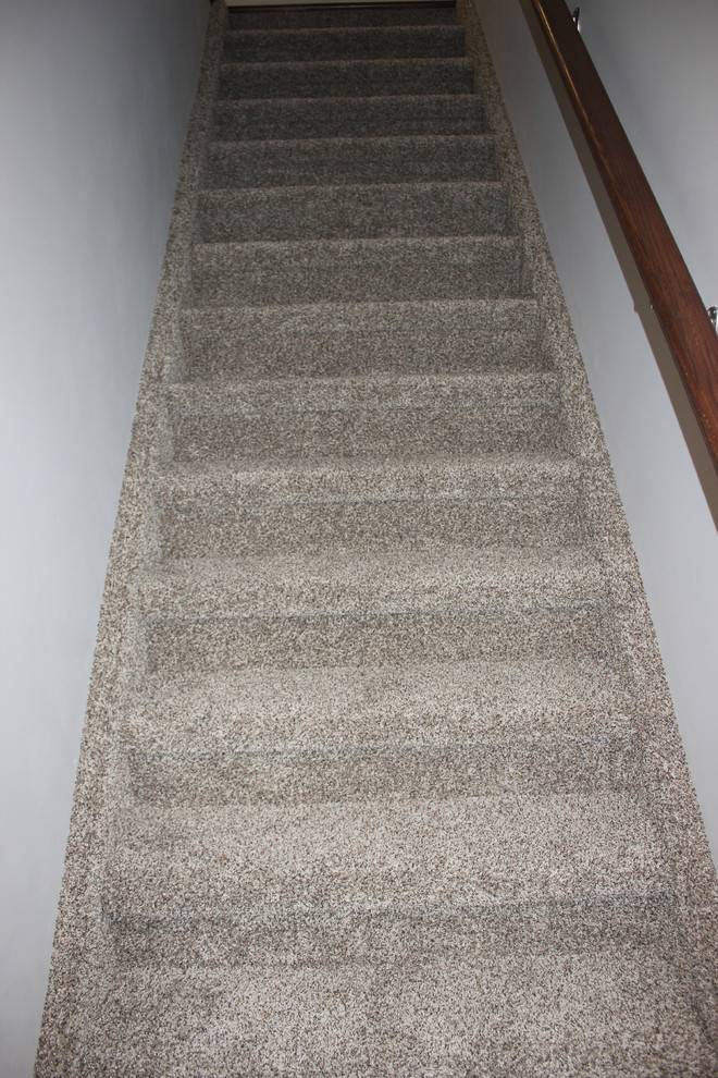 Aménagement d'un petit escalier droit classique avec des marches en moquette et des contremarches en moquette.