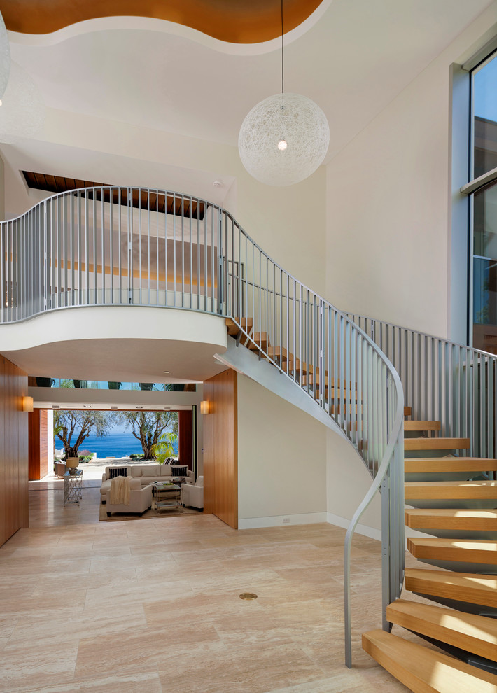 Gewendelte, Große Moderne Holztreppe mit Metall-Setzstufen und Stahlgeländer in Santa Barbara