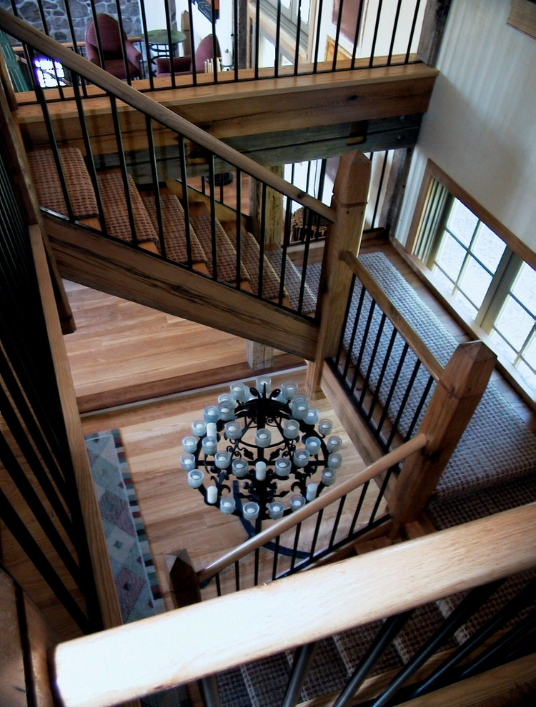 На фото: лестница на больцах, среднего размера в классическом стиле с ступенями с ковровым покрытием и ковровыми подступенками