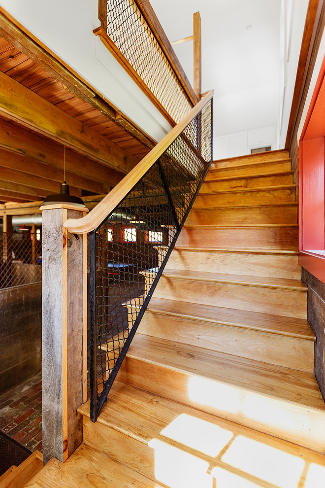 Idée de décoration pour un escalier champêtre en L de taille moyenne avec des marches en bois, des contremarches en bois et un garde-corps en matériaux mixtes.