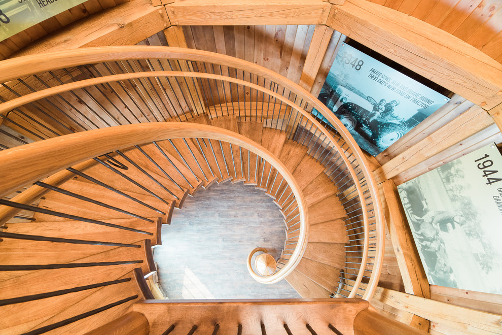 コロンバスにあるラグジュアリーな巨大なカントリー風のおしゃれな階段の写真