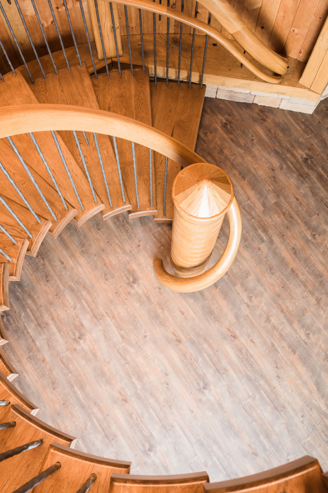 Diseño de escalera suspendida de estilo de casa de campo extra grande sin contrahuella con escalones de madera