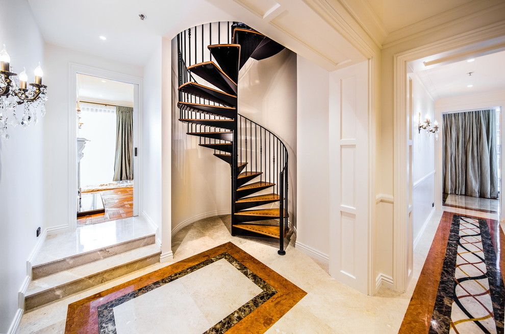 Свежая идея для дизайна: винтовая лестница в классическом стиле с деревянными ступенями и металлическими перилами без подступенок - отличное фото интерьера