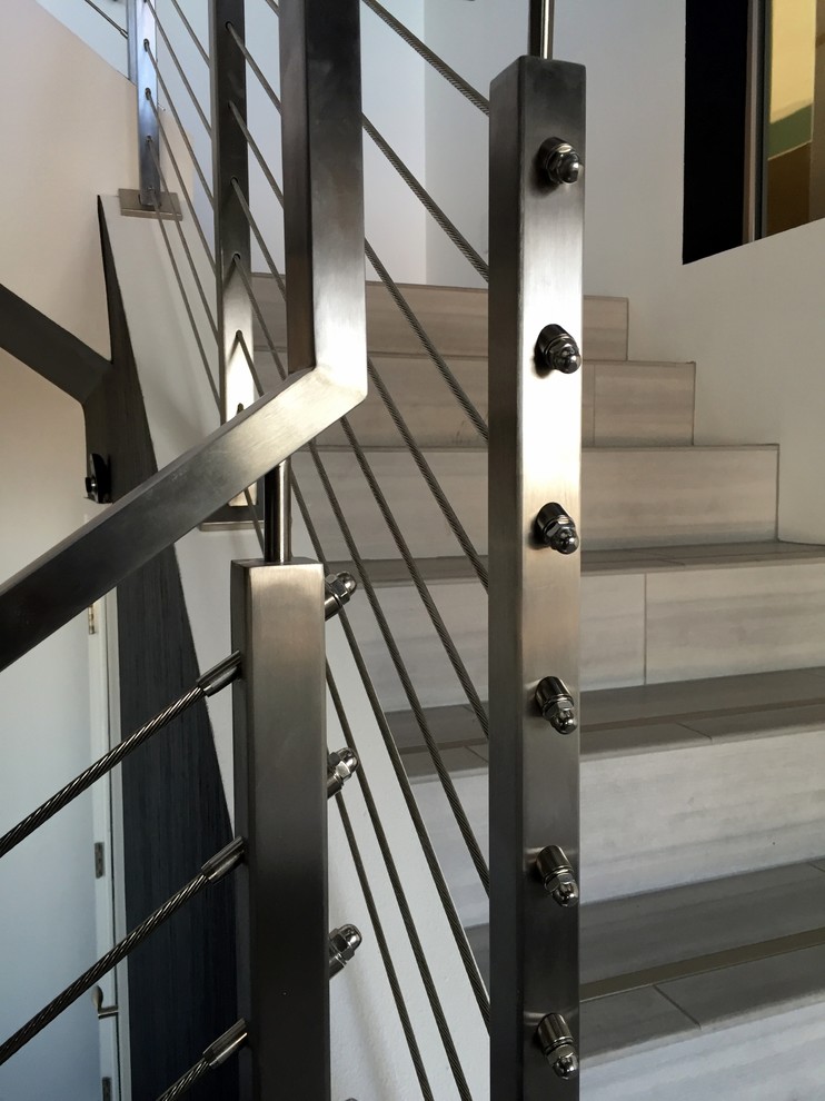 Inspiration för stora moderna raka trappor, med klinker och sättsteg i metall