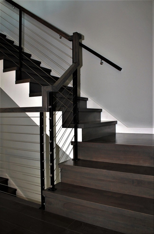 Diseño de escalera en L actual de tamaño medio con escalones de madera, contrahuellas de madera y barandilla de cable