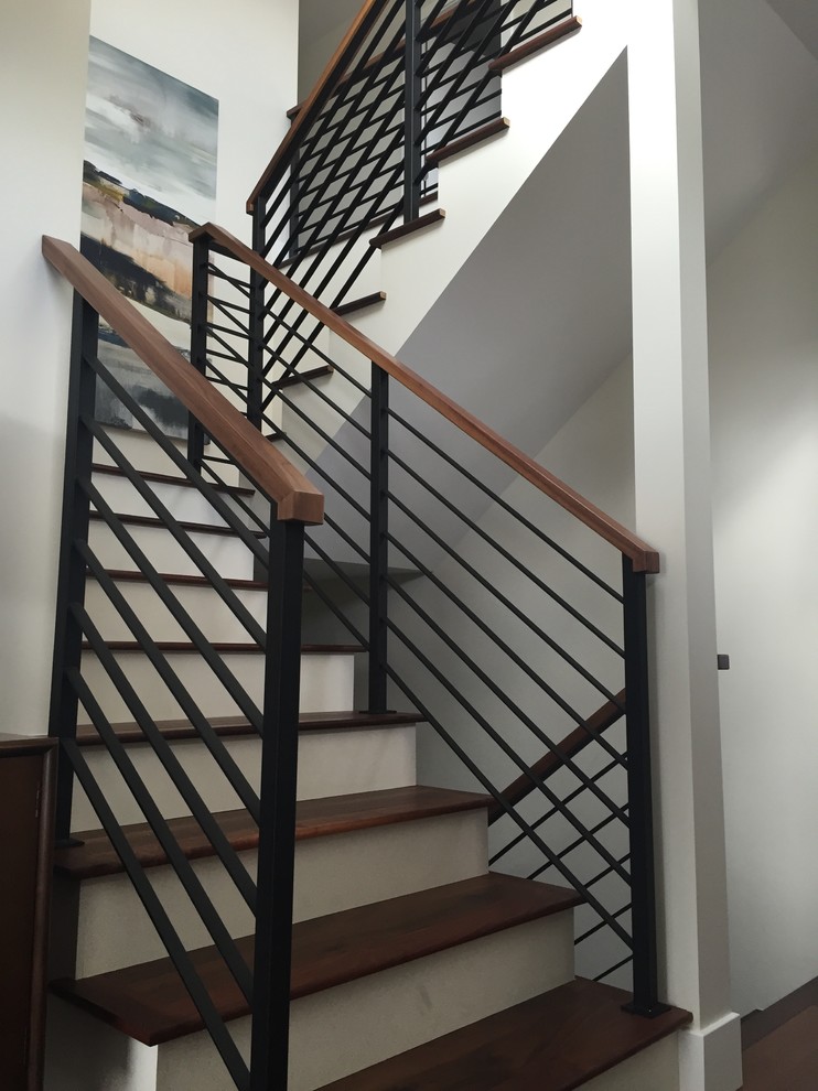 Ejemplo de escalera en U contemporánea de tamaño medio con escalones de madera y contrahuellas de madera pintada