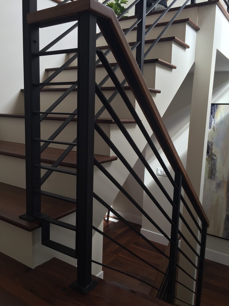 Imagen de escalera en U actual de tamaño medio con escalones de madera y contrahuellas de madera pintada