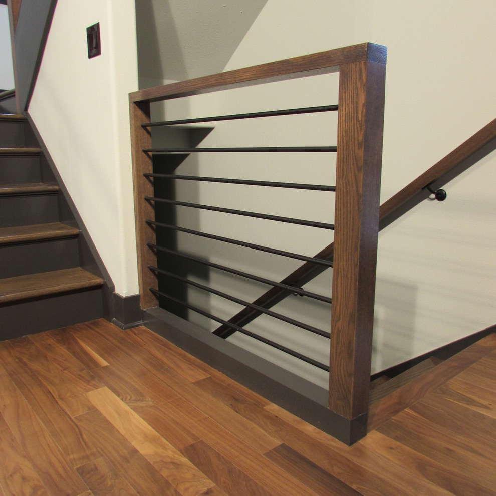 На фото: п-образная деревянная лестница среднего размера в стиле лофт с деревянными ступенями и металлическими перилами с