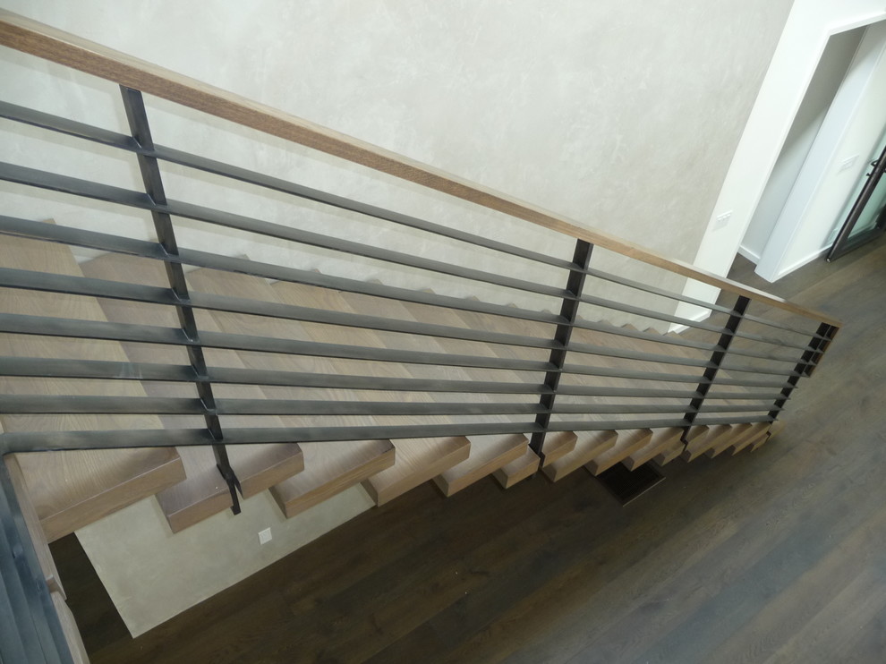 На фото: лестница на больцах в современном стиле с деревянными ступенями без подступенок