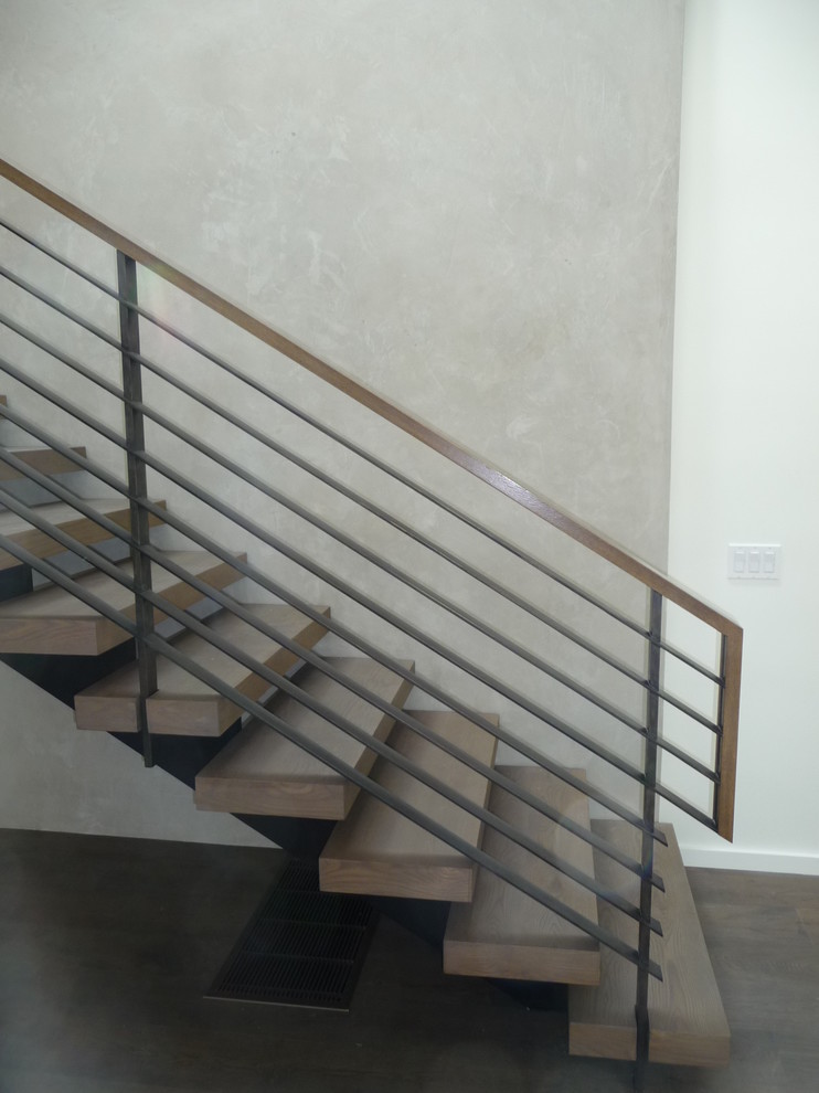 Idée de décoration pour un escalier sans contremarche flottant design avec des marches en bois.