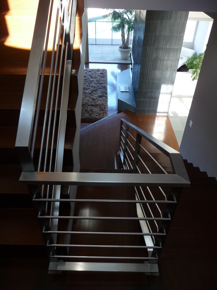 Cette photo montre un escalier tendance en U avec des marches en bois et des contremarches en bois.