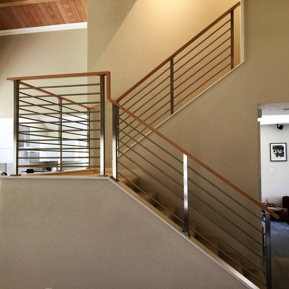 Mittelgroße Moderne Holztreppe in U-Form mit Drahtgeländer in San Francisco