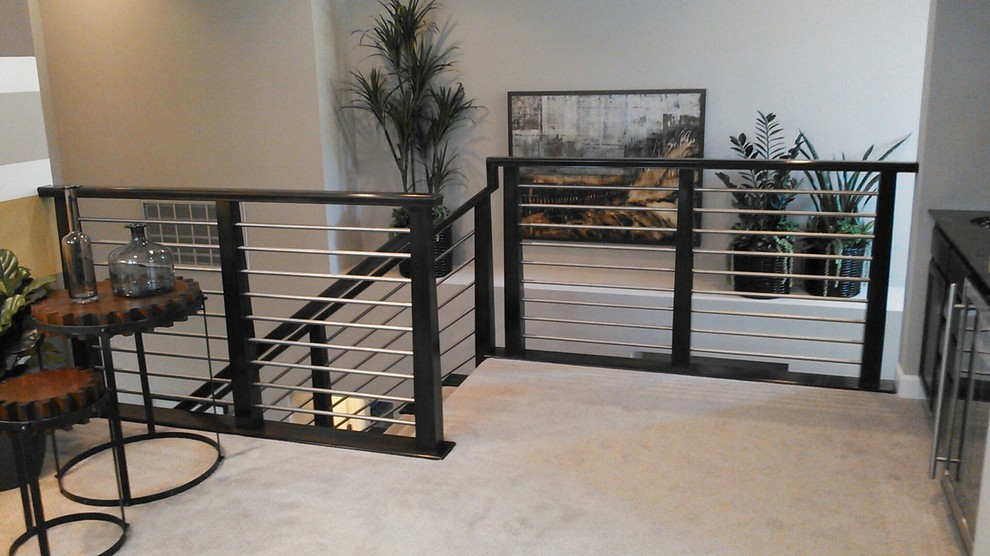 Imagen de escalera recta minimalista grande con escalones enmoquetados, contrahuellas enmoquetadas y barandilla de varios materiales