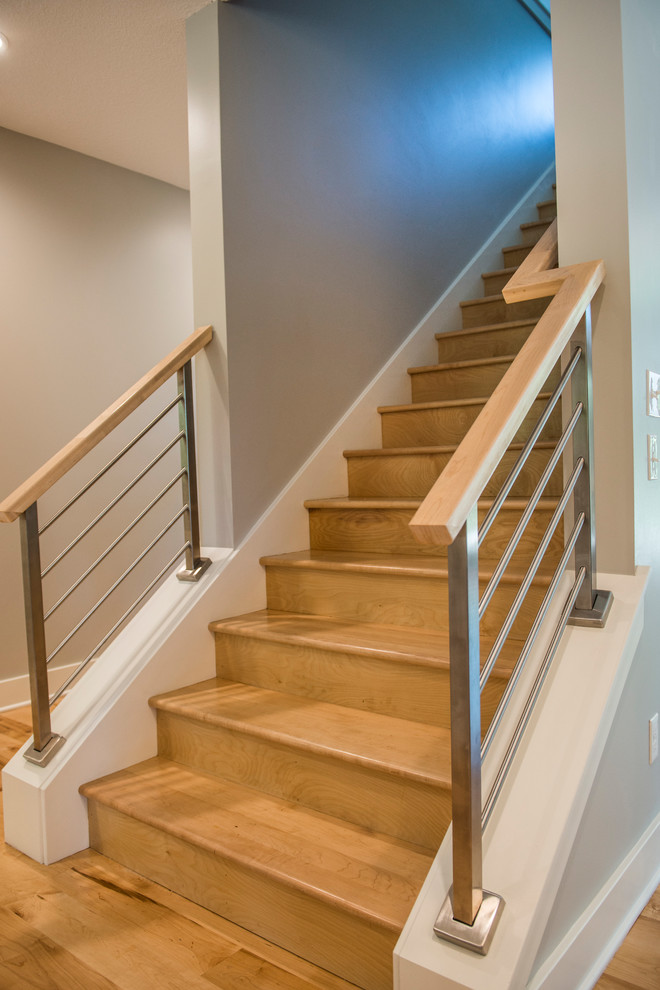 Стильный дизайн: деревянная лестница в стиле лофт с деревянными ступенями и перилами из смешанных материалов - последний тренд