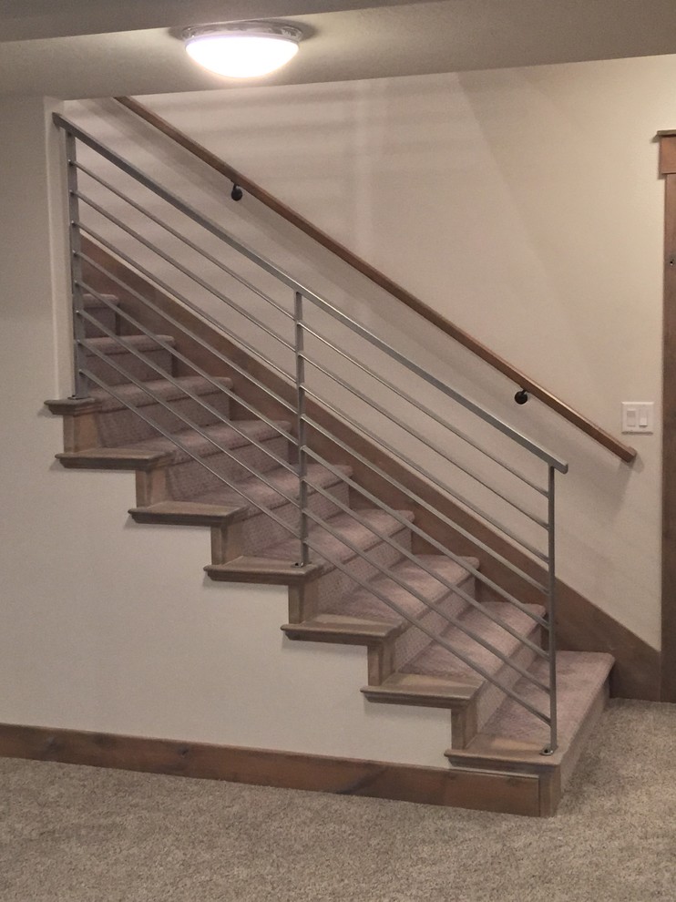 Modelo de escalera en U moderna de tamaño medio con escalones de madera y contrahuellas de madera