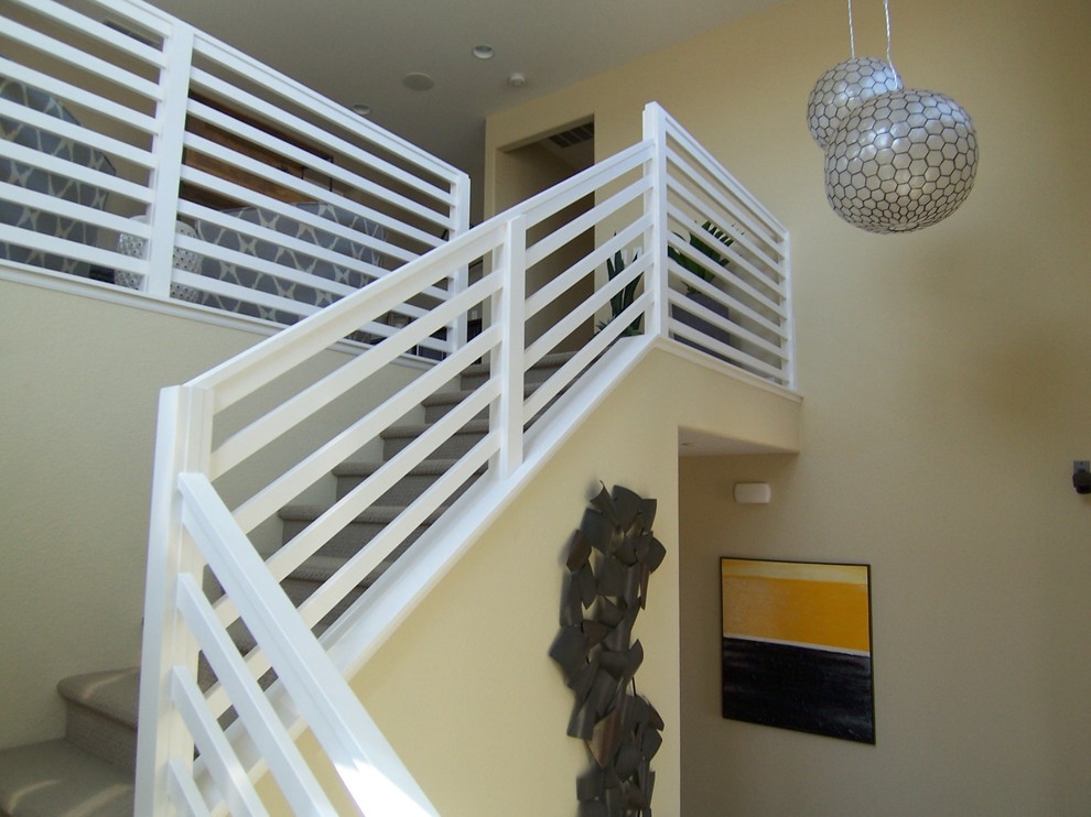 Große Moderne Treppe in L-Form mit Teppich-Treppenstufen und Teppich-Setzstufen in San Francisco