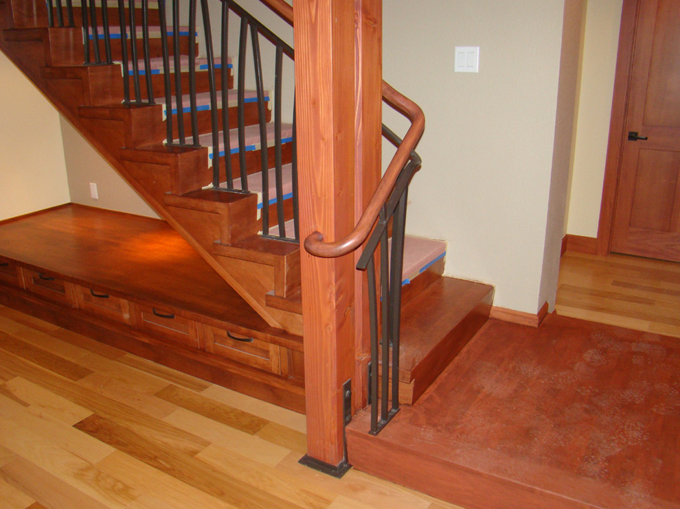 Esempio di una scala a rampa dritta american style di medie dimensioni con pedata in legno e alzata in legno
