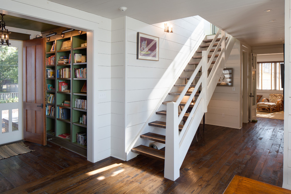 Источник вдохновения для домашнего уюта: прямая лестница среднего размера в стиле кантри с деревянными ступенями и деревянными перилами без подступенок