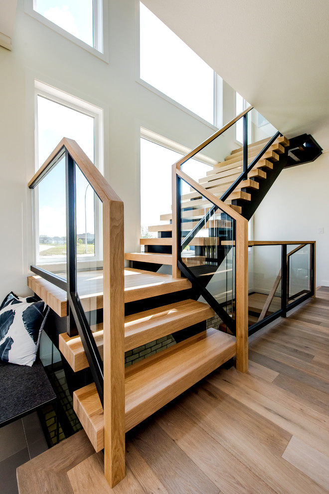Diseño de escalera en L clásica renovada sin contrahuella con escalones de madera y barandilla de varios materiales