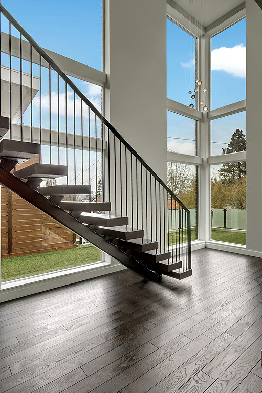 Cette image montre un escalier sans contremarche flottant design de taille moyenne avec des marches en bois.