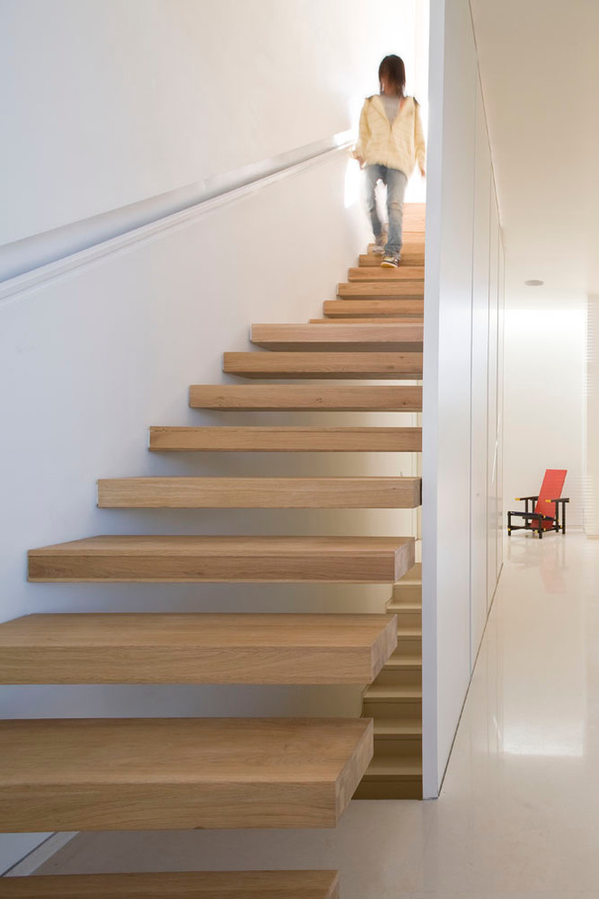 Пример оригинального дизайна: лестница на больцах в стиле модернизм