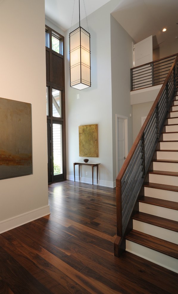 Idée de décoration pour un escalier droit minimaliste avec des marches en bois et des contremarches en bois.