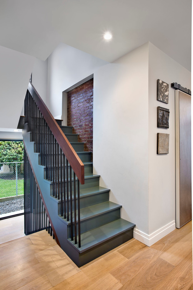Diseño de escalera en U actual de tamaño medio con escalones de madera pintada y contrahuellas de madera pintada