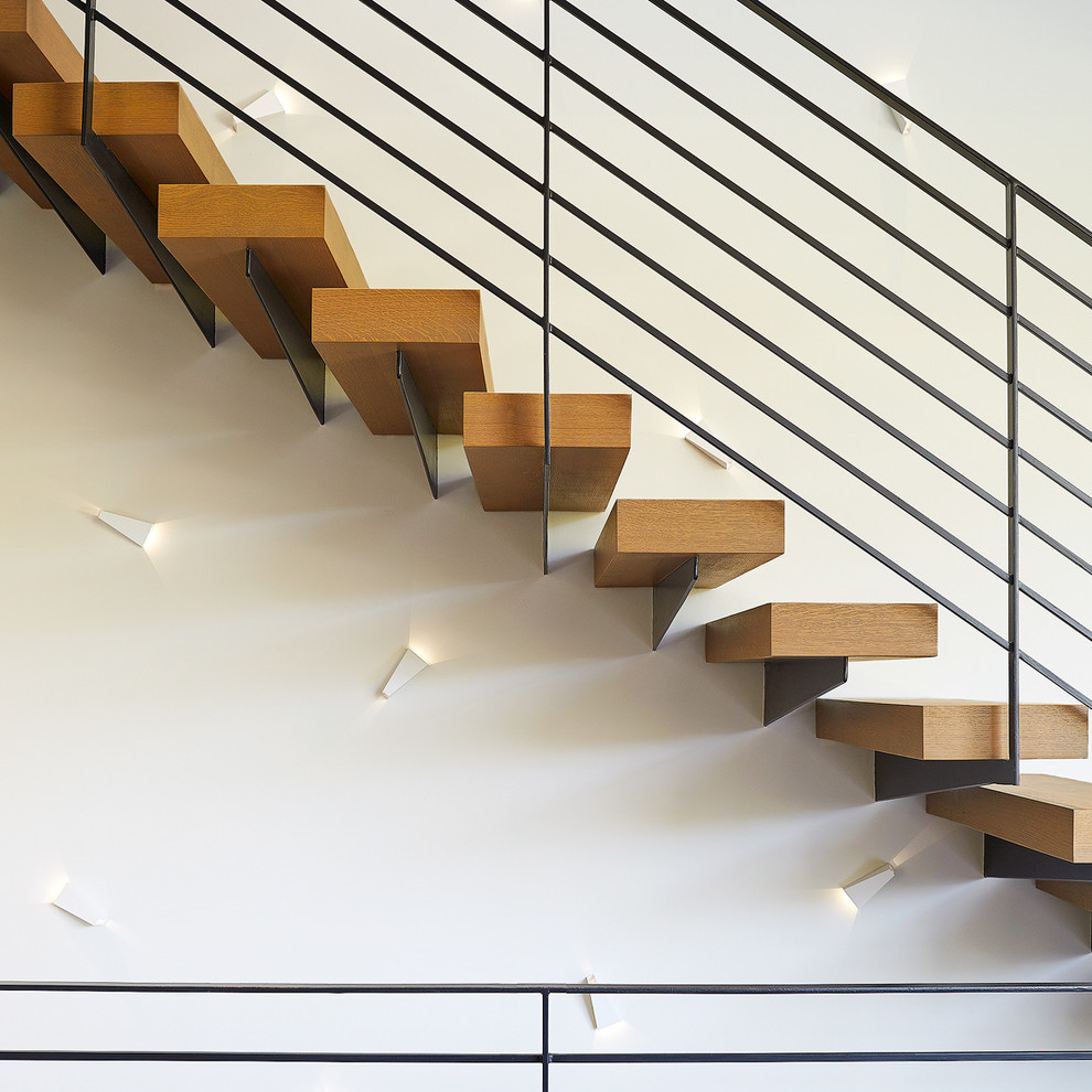 Стильный дизайн: лестница на больцах в современном стиле с деревянными ступенями - последний тренд