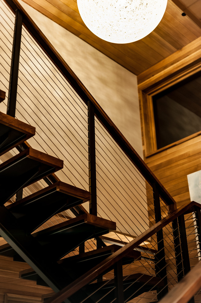 Aménagement d'un escalier sans contremarche flottant montagne de taille moyenne avec des marches en bois.