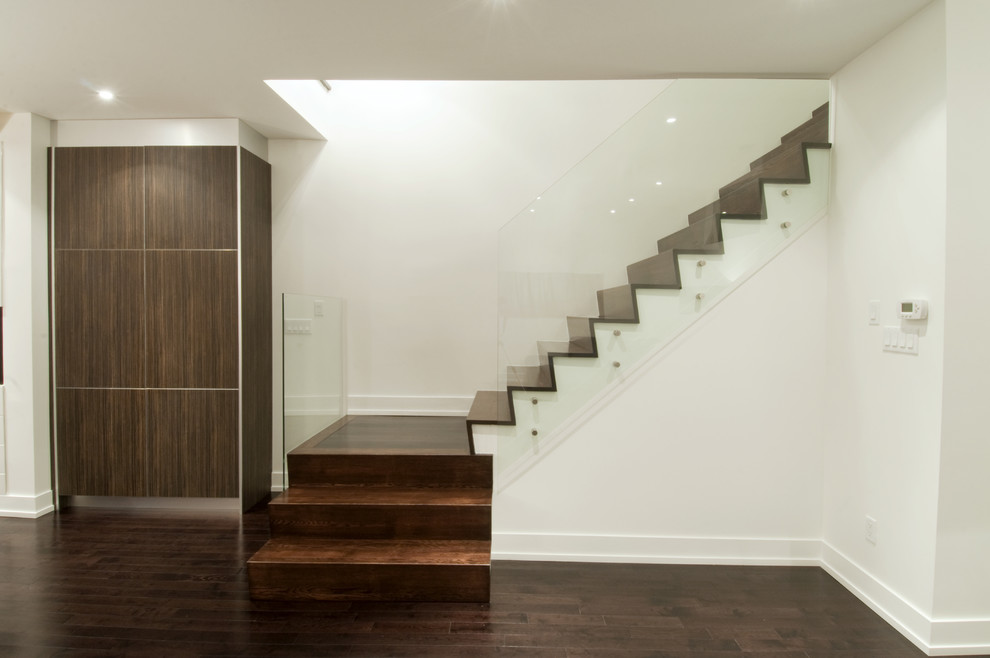 Réalisation d'un escalier minimaliste avec des marches en bois et des contremarches en bois.
